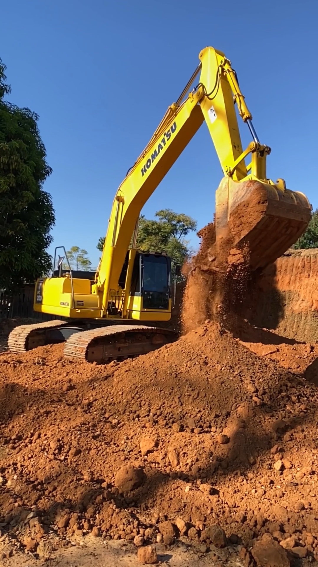 Escavadeira hidráulica Komatsu executando terraplenagem em obra em Indaiatuba